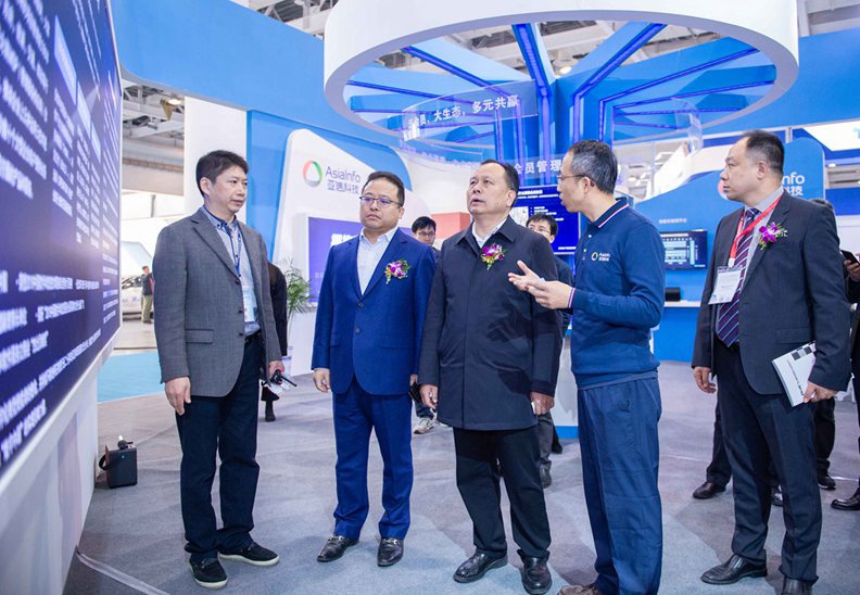 湖南省人大常委会副主任周农，工信部、交通部及湖南省、长沙市与会领导，以及当地交通行业代表和媒体等都莅临老哥俱乐部平台科技展区参观交流。